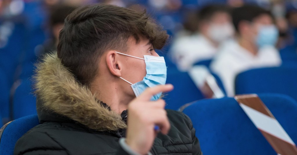 FAAM jornada hipersexualización alumno levanta la mano