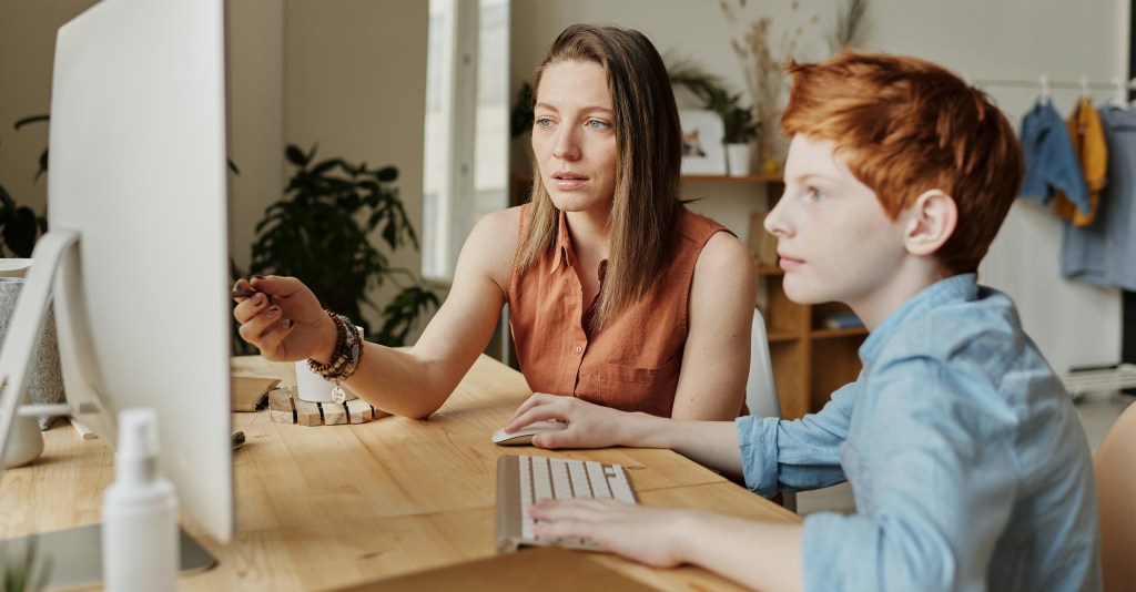 faam-webinar-tik-tok-2021-madre-e-hijo