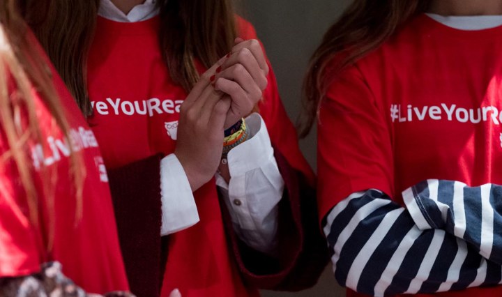 Imagen de tres jóvenes con la camiseta de Fundación Aprender a Mirar tras una Jornada #LiveYourRealLife