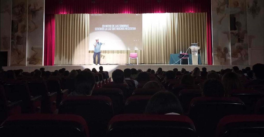 Actuación musical de Grilex Jornada Hipersexualización en las redes sociales y pornografía de Fundación Aprender a Mirar