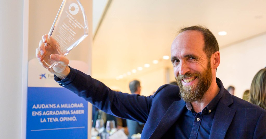 Eduardo Sáenz con el galardón a Mejor contenido online positivo para menores 