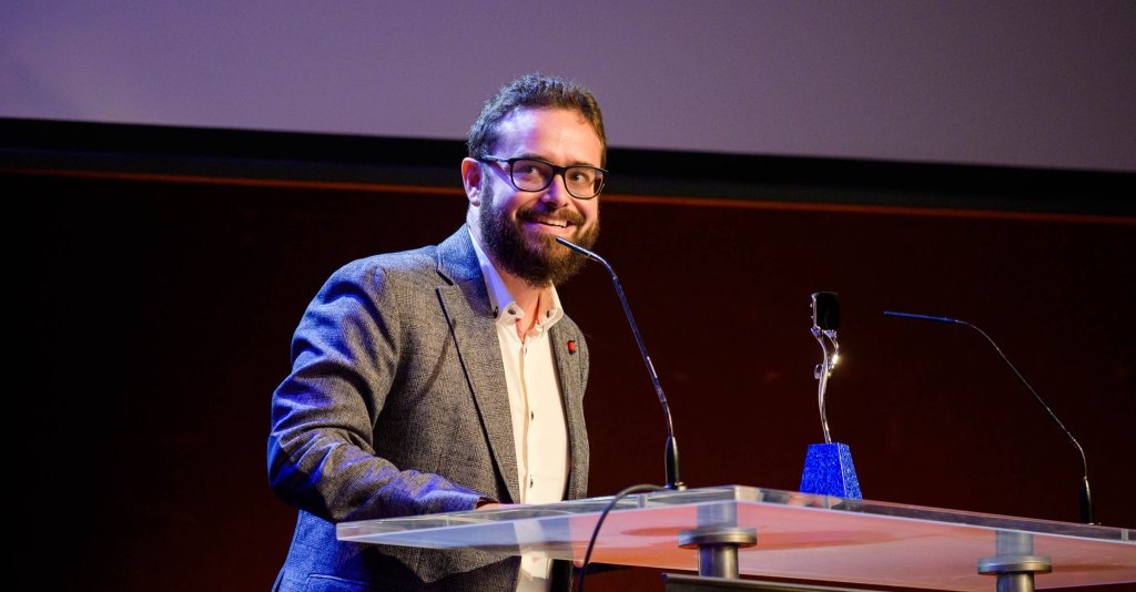 Enric Fernández Gel agradeciendo el premio a Mejor iniciativa en la red